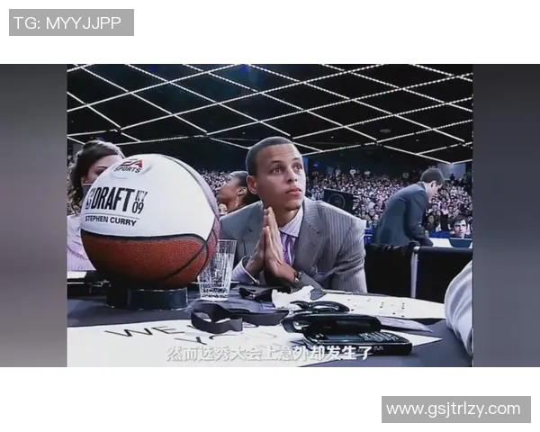 瘦小足球明星的传奇故事与成就揭秘,谁是球场上的小巨人 瘦小足球明星的传奇故事与成就揭秘,谁是球场上的小巨人